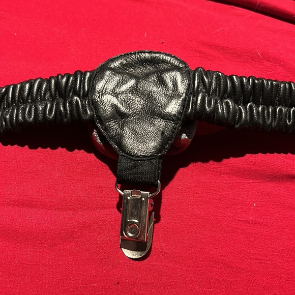 Wild card leather garter with red rosette - Picture 5 of 5